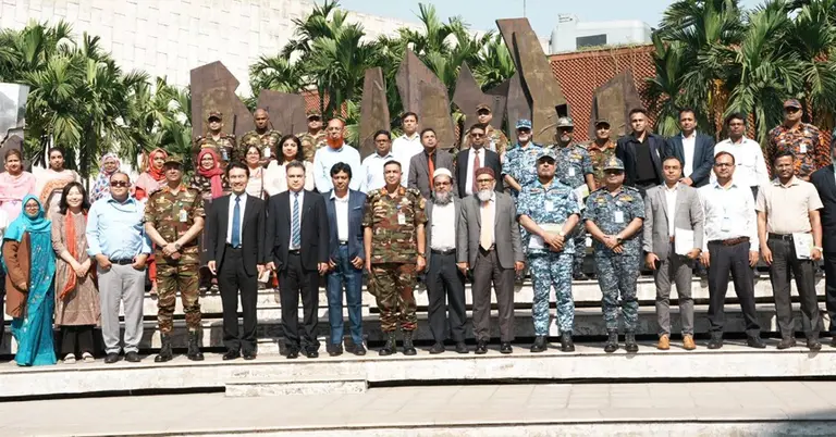 অনুষ্ঠানে উপস্থিত অতিথি এবং তিন বাহিনীর সদস্য-কর্মকর্তারা